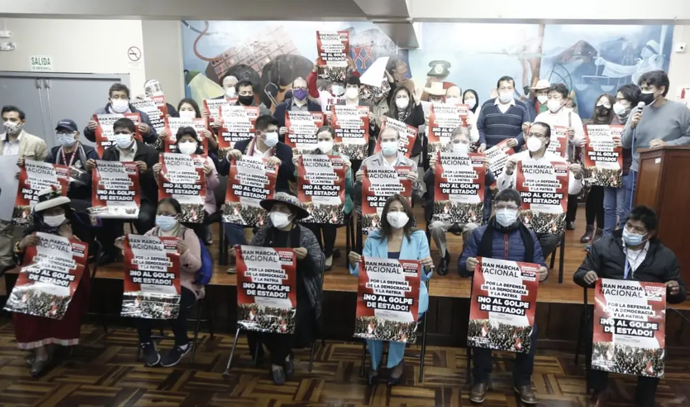 Organizaciones sociales, colectivos y personajes políticos convocaron a los ciudadanos a una marcha contra el golpe de Estado este sábado 19. Foto: Antonio Melgarejo/La República