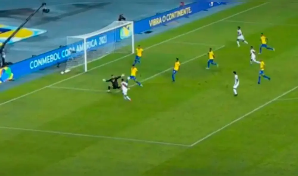 Yotún recibió la tarjeta amarilla luego de esa jugada. Foto: captura/América TV Yotún recibió la tarjeta amarilla luego de esa jugada. Foto: captura/América TV