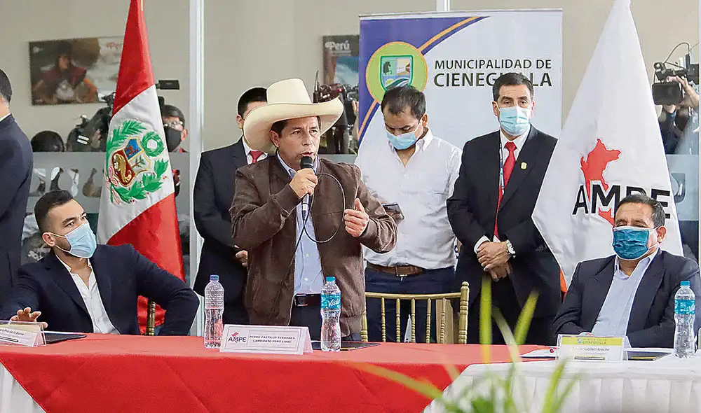 Cita. Castillo entre Paz de la Barra, presidente de AMPE, y Edwin Subileti, alcalde de Cieneguilla. Foto: difusión