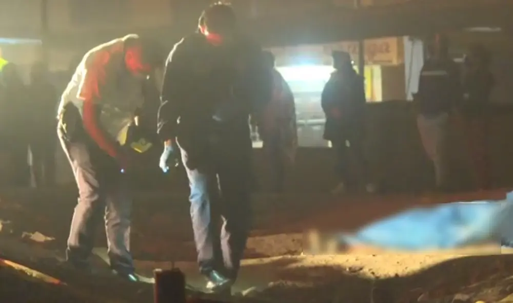 Peritos de criminalística hallaron doce casquillos de bala en la escena del crimen. Foto: captura Latina Peritos de criminalística hallaron doce casquillos de bala en la escena del crimen. Foto: captura Latina