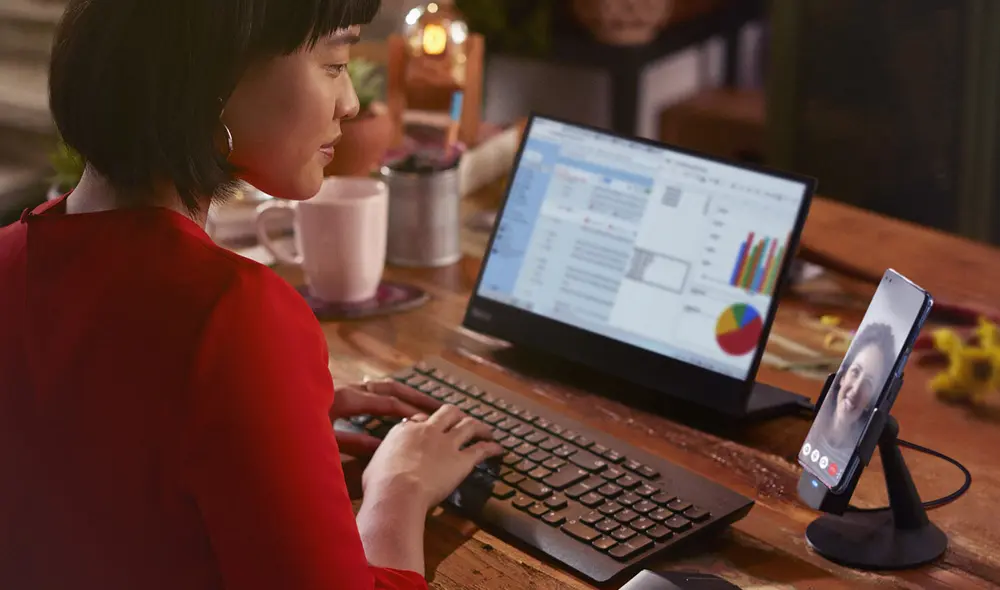 La función PC de escritorio permite usar el Moto G100 como una computadora. Foto: Motorola