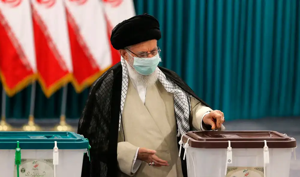 El ayatolá Alí Jamenei, emitió su voto en Teherán. Foto: AFP