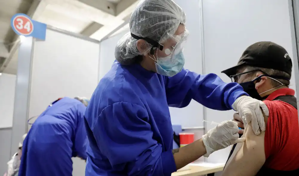 Vacunación seguirá en todo el país para evitar más contagios en Perú. Foto: EFE