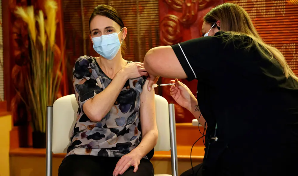 La primera ministra neozelandesa, Jacinda Ardern, recibió este viernes 18 de junio su primera dosis de Pfizer. Foto: AFP