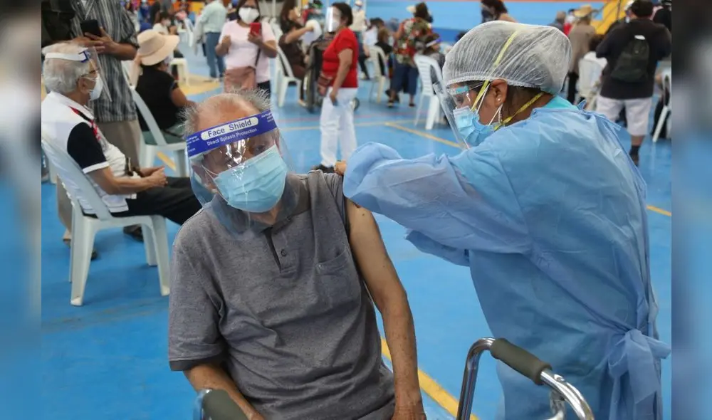 Vacunación a población de adultos mayores los protege de la COVID-19. Foto: GRLL