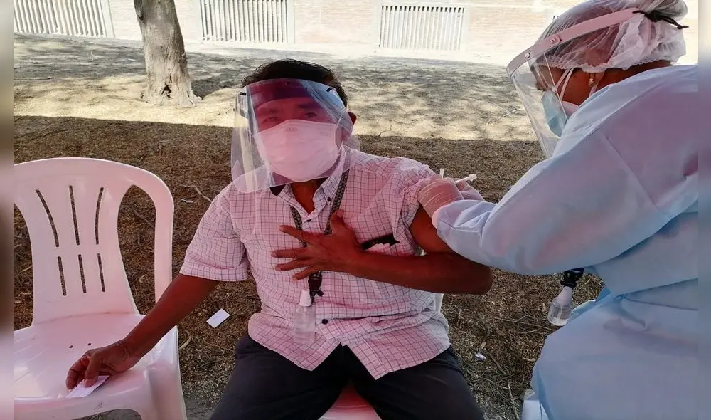 Vacunan a adultos mayores en la región Tumbes. Foto: La República.