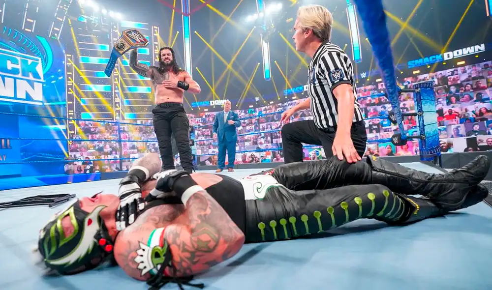Roman Reigns y Rey Mysterio se enfrentaron previo a Hell in a Cell 2021. Foto: WWE