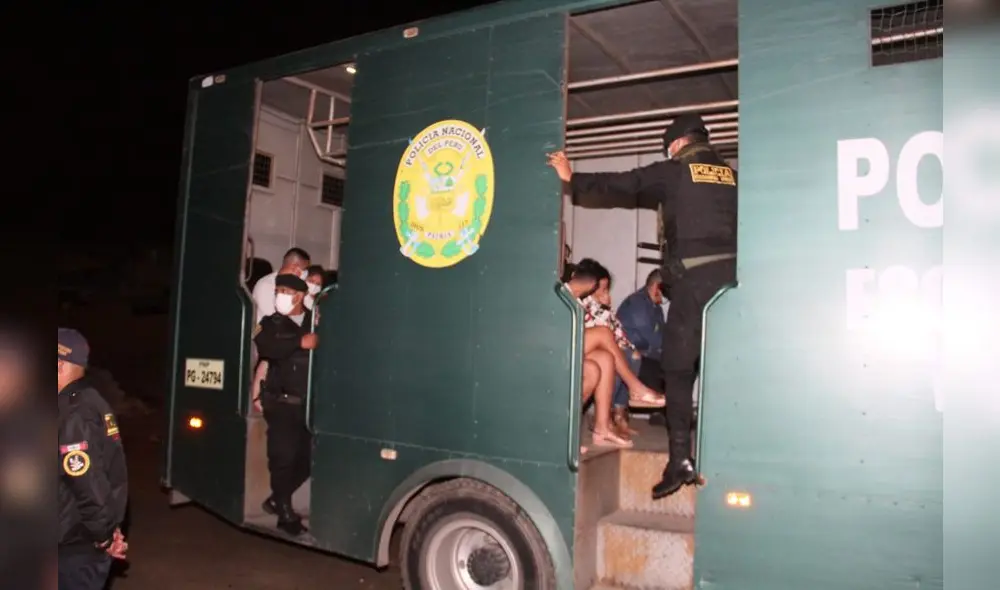 Infractores al toque de queda fueron llevados a la comisaría y se les multó. Foto: MPT