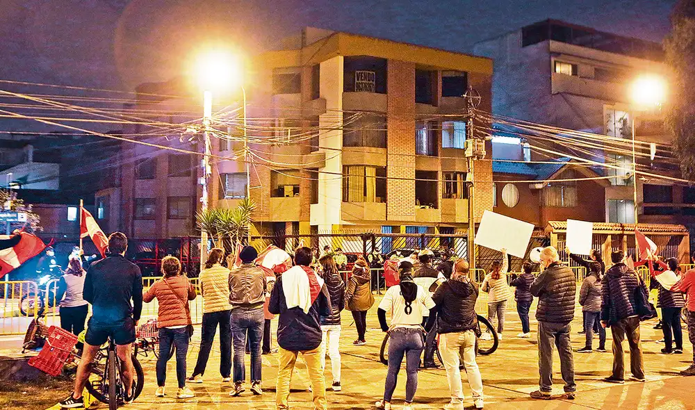 Acoso. Reciente protesta frente a vivienda de Jorge Salas. Foto: Marco Cotrina / La República
