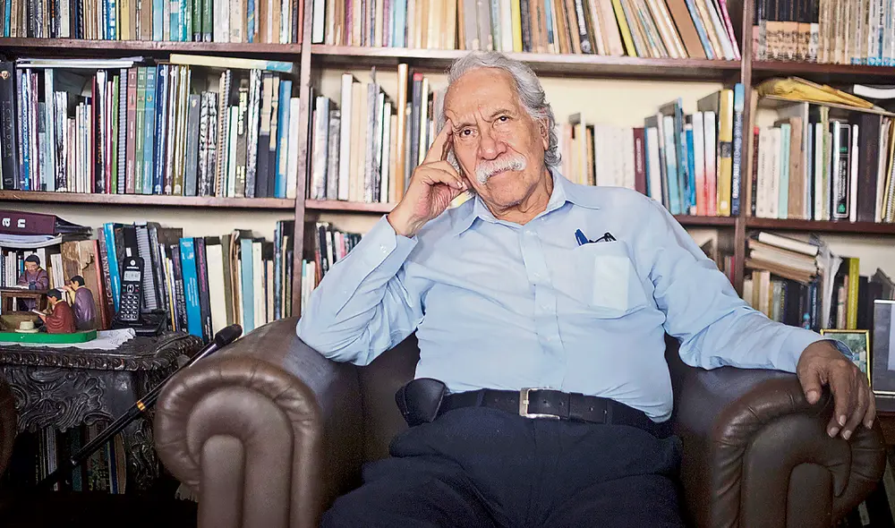 Maestro. Lumbreras en un momento de reflexión en su biblioteca. Es autor de libros clásicos como Pueblos y culturas del Perú antiguo y Los orígenes de la civilización en el Perú. Foto: difusión