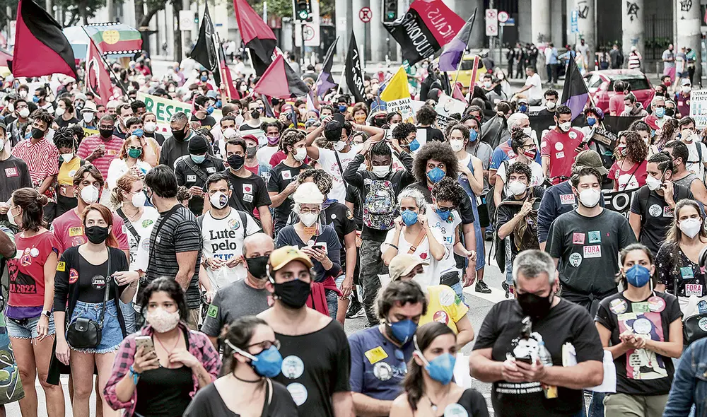 Repudio. Gran cantidad de personas marcharon el sábado en varias capitales e incluso en otros países en rechazo a Bolsonaro. Foto: EFE