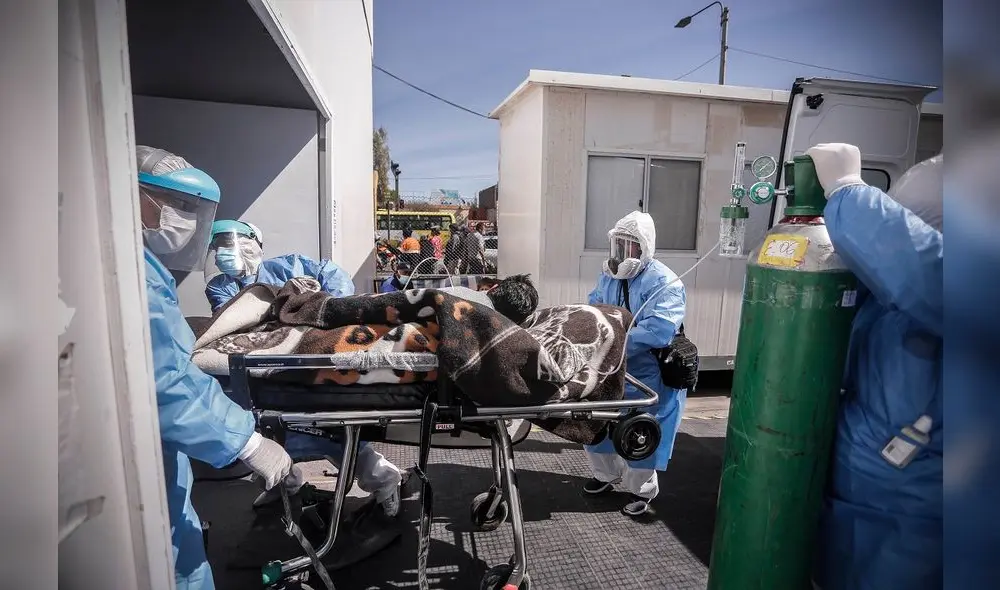 Ingreso al ambiente de hospitalización temporal del hospital Honorio Delgado. Fotografía: Oswald Charca.