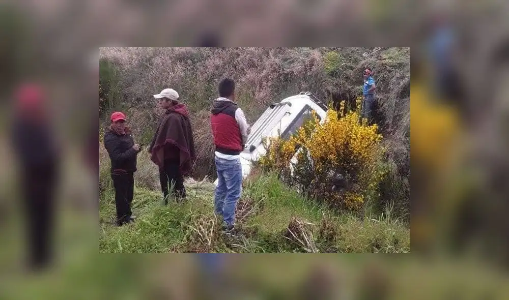 Combi quedó en el fondo de abismo con daños materiales. Foto: cortesía
