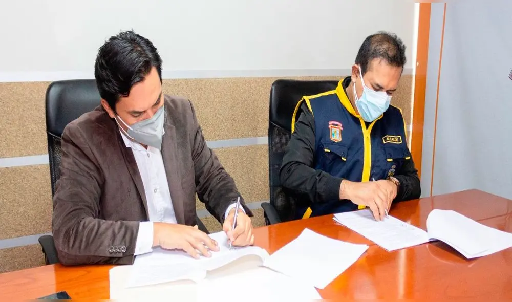 Gerente de Salud, Alipio Rivas Guevara, y alcalde de Chiclayo, Marcos Gasco Arobas, firmaron convenio. Foto: Geresa