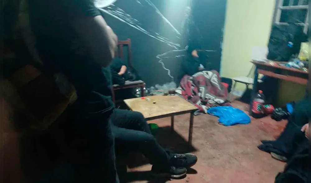 Jóvenes fueron trasladados a comisaría por incumplir normas sanitarias. Foto: PNP