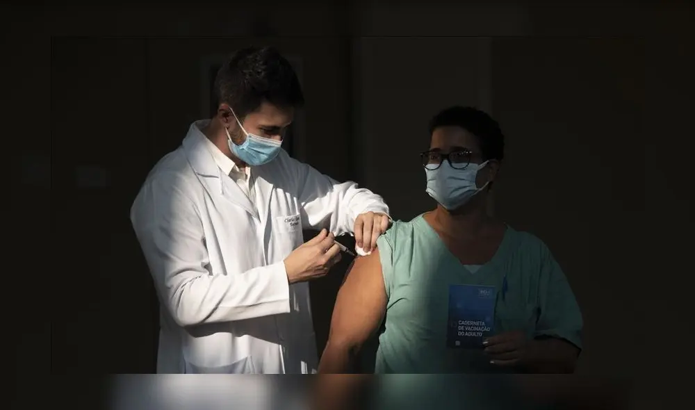 Vacunación a profesionales de la salud en el Hospital Ronaldo Gazolla, en Río de Janeiro, Brasil. Foto: Agencia Anadolu