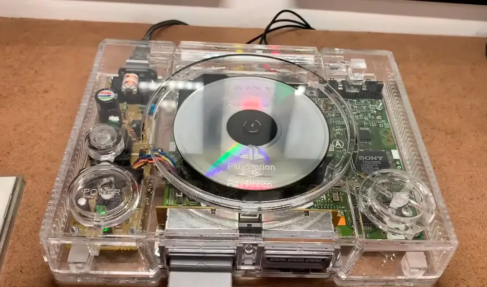 La PlayStation de vidrio es completamente funcional. Foto: captura de YouTube