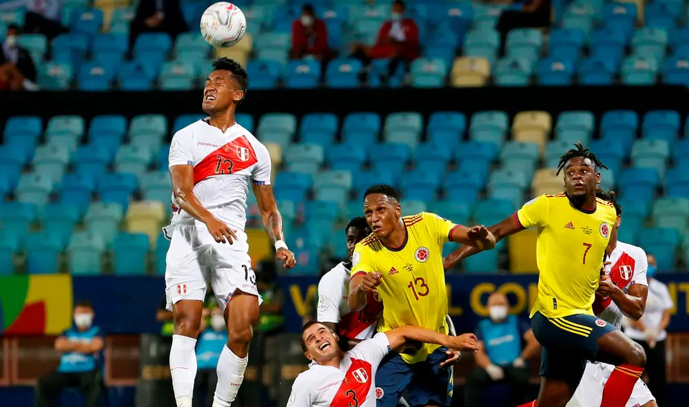 Tapia ganó dos duelos aéreos en el duelo frente a los colombianos. Foto: EFE