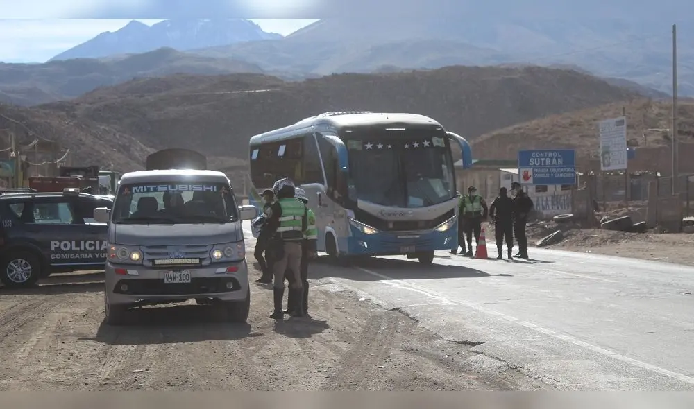 En la carretera a Yura, un contingente de policías vigilan el ingreso y salida de carros. Foto: HBA Noticias En la carretera a Yura, un contingente de policías vigilan el ingreso y salida de carros. Foto: HBA Noticias