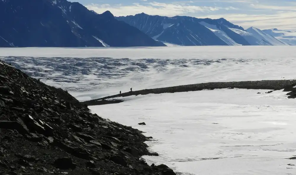 Dos miembros del equipo de científicos se dirigen a recolectar muestras de las montañas Transantárticas. Foto: Noah Fierer Dos miembros del equipo de científicos se dirigen a recolectar muestras de las montañas Transantárticas. Foto: Noah Fierer