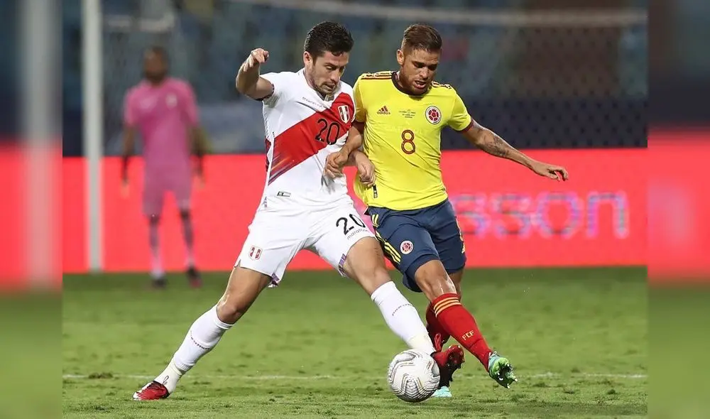 Santiago Ormeño resguarda el balón en el duelo Perú vs. Colombia. Foto: Twitter