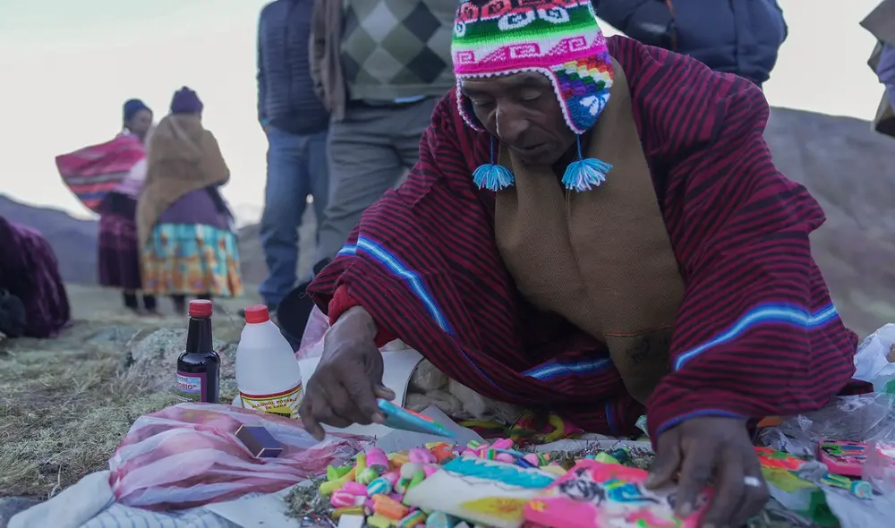 Los indígenas aymaras participan en la celebración del Año Nuevo Andino en Pinaya, 72 km al este de La Paz (Bolivia). Foto: AFP