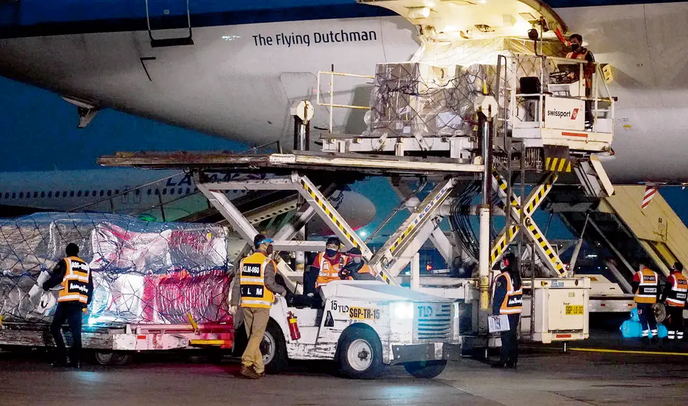 Vía aérea. El Perú tenía un acuerdo inicial con Sinopharm por 38 millones de dosis. En una semana llegará otro millón de vacunas de esta farmacéutica china. Foto: difusión Vía aérea. El Perú tenía un acuerdo inicial con Sinopharm por 38 millones de dosis. En una semana llegará otro millón de vacunas de esta farmacéutica china. Foto: difusión