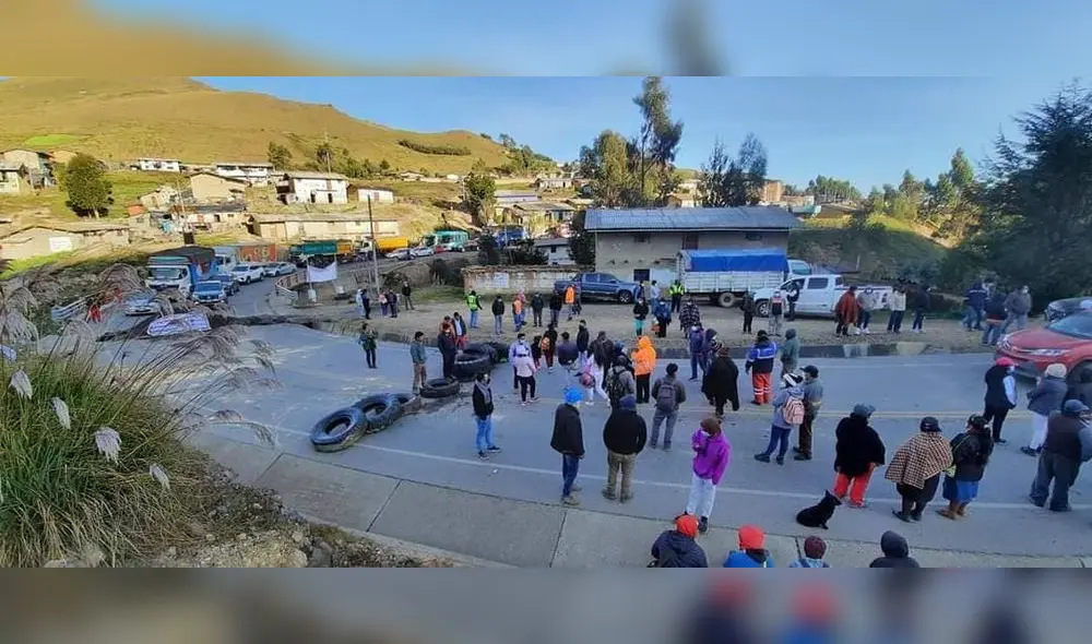 Con llantas en la carretera los pobladores protestan contra Boroo. Foto: Facebook Andina Noticias Santiago de Chuco