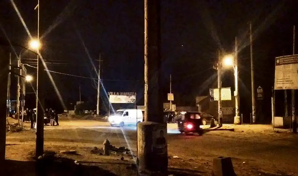 Preocupación. Los vecinos de la zona de Bujama Alta, en Mala, se quedaron afuera de sus viviendas por el temor a las réplicas. Foto: difusión