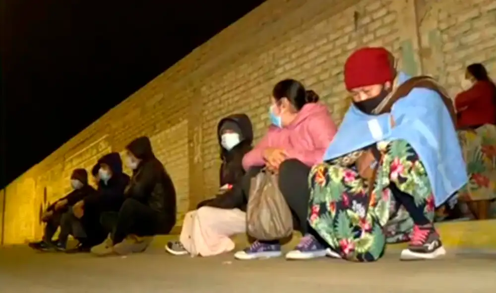 Los familiares permanecieron afuera de la posta médica durante toda la madrugada esperando una respuesta. Foto: captura de Latina