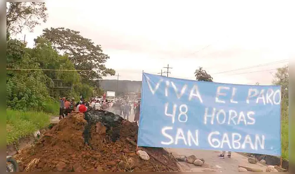 Cerrada. Vía Interoceanica fue bloqueada con monticulos de tierra en Puno. Foto: La República Cerrada. Vía Interoceanica fue bloqueada con monticulos de tierra en Puno. Foto: La República