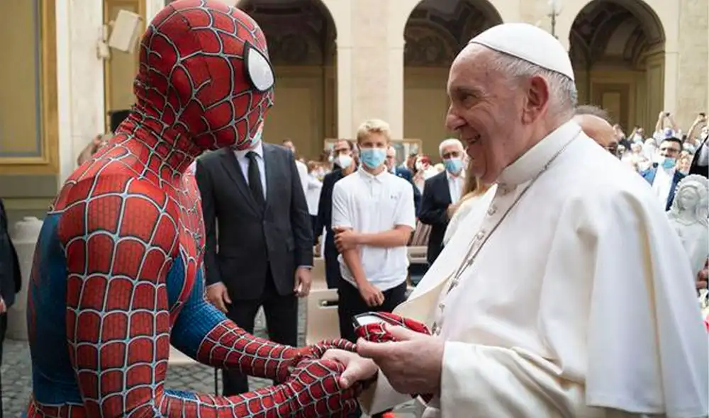 Mattia Villardita explicó que tiene un trabajo remunerado, pero que dedica su tiempo libre a visitar nosocomios disfrazado del Hombre araña. Foto: AFP