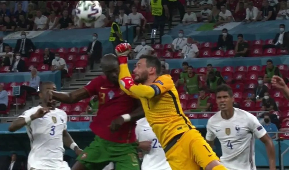 Lloris no midió su fuerza al momento de salir a despejar un balón. Foto: captura de video/DirecTV Sports