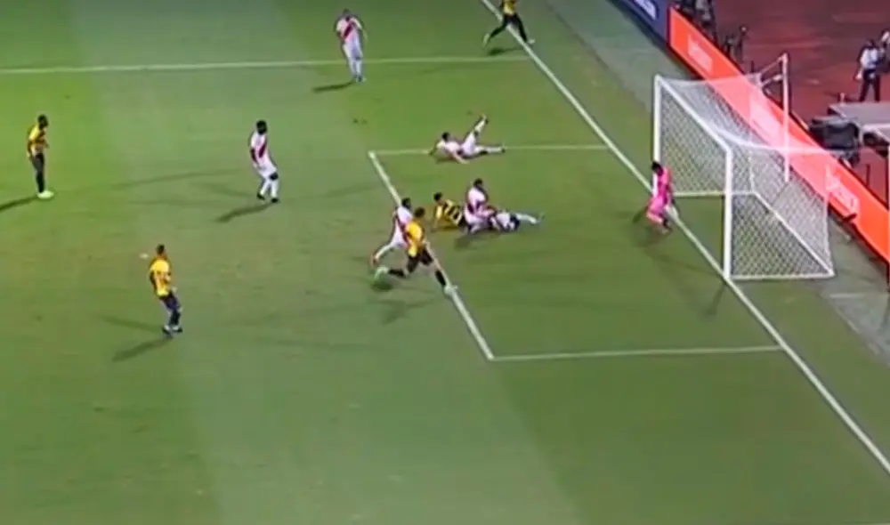 Renato Tapia y Alexander Callens en su afán por despejar introducen el balón en el arco peruano. Foto: captura/DirecTV Sports