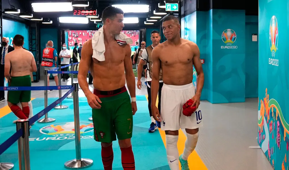 Cristiano Ronaldo y Kylian Mbappé protagonizaron un ameno momento tras el partido entre Portugal-Francia por la Eurocopa 2021. Foto: AFP