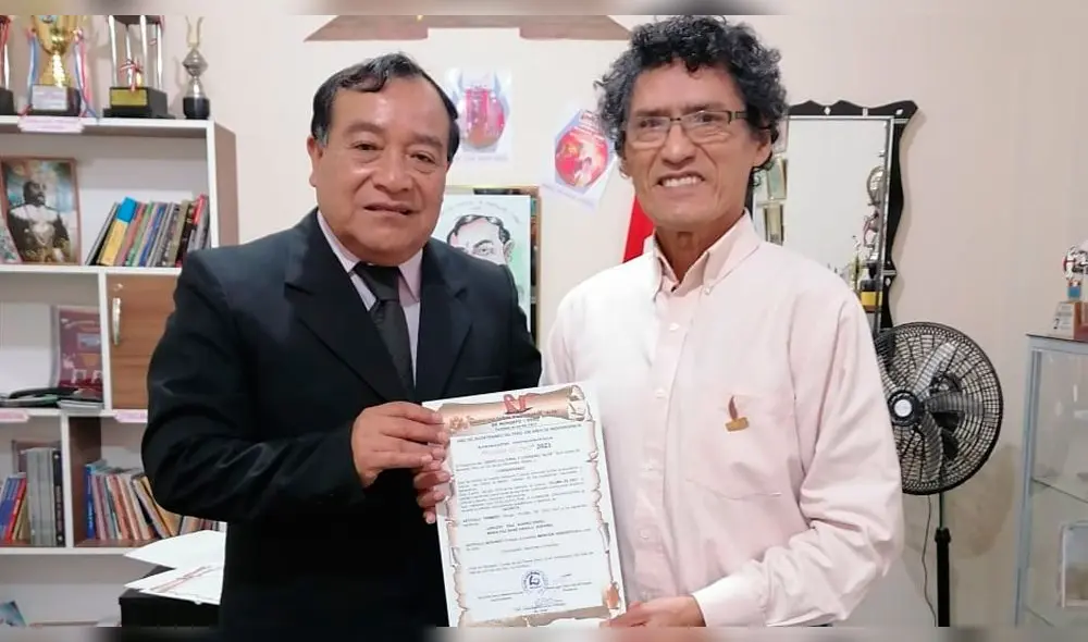 Escritor y periodista Larcery Díaz Suárez recibe premio Grupo Cultural y Literario Alfa de Monsefú. Foto: difusión