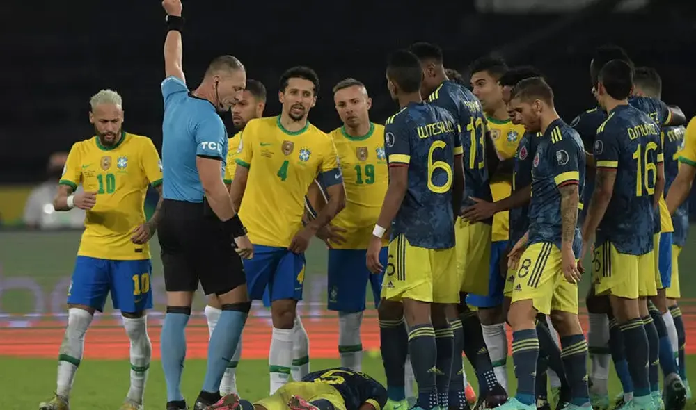 Este hecho ocurrió en el minuto 77, tiempo en el que la pelota rebotó en el réferi argentino tras un intento de pase de Neymar. Foto: AFP Este hecho ocurrió en el minuto 77, tiempo en el que la pelota rebotó en el réferi argentino tras un intento de pase de Neymar. Foto: AFP