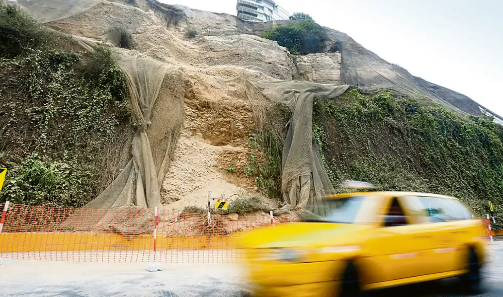 Riesgo. En la Costa Verde hubo desprendimiento de rocas. Foto: Francisco Contreras/La República