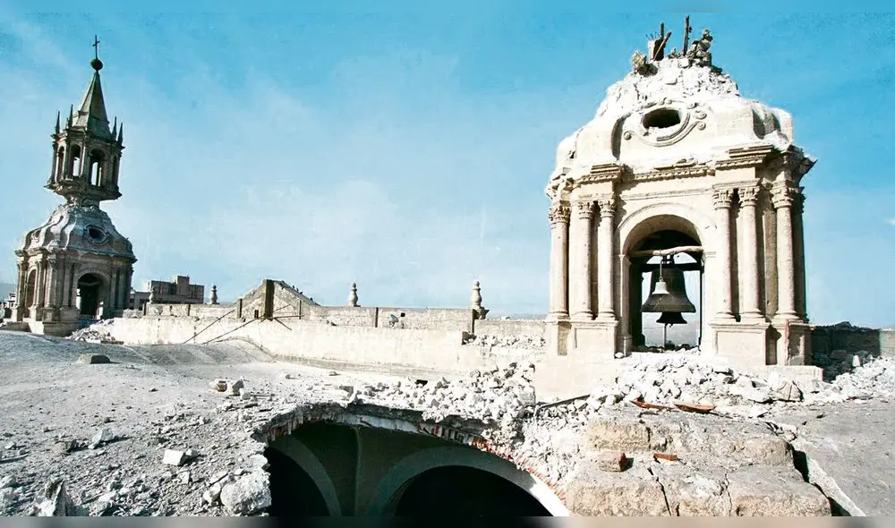 Desastre. Así terminó la Catedral de Arequipa, con las torres parcialmente derribadas, a kilómetros de distancia se jugaba partido en estadio Monumental.
