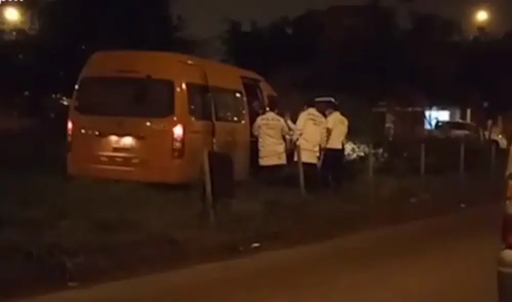 La combi, perteneciente a la empresa Mandarino, se estrelló contra un árbol. Foto: captura Panamericana Televisión La combi, perteneciente a la empresa Mandarino, se estrelló contra un árbol. Foto: captura Panamericana Televisión