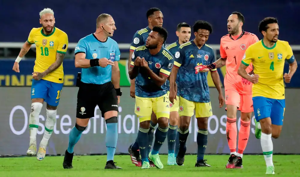 Aunque revisó la jugada en el VAR, Néstor Pitana decidió validar el gol del empate de Brasil. Foto: EFE Aunque revisó la jugada en el VAR, Néstor Pitana decidió validar el gol del empate de Brasil. Foto: EFE