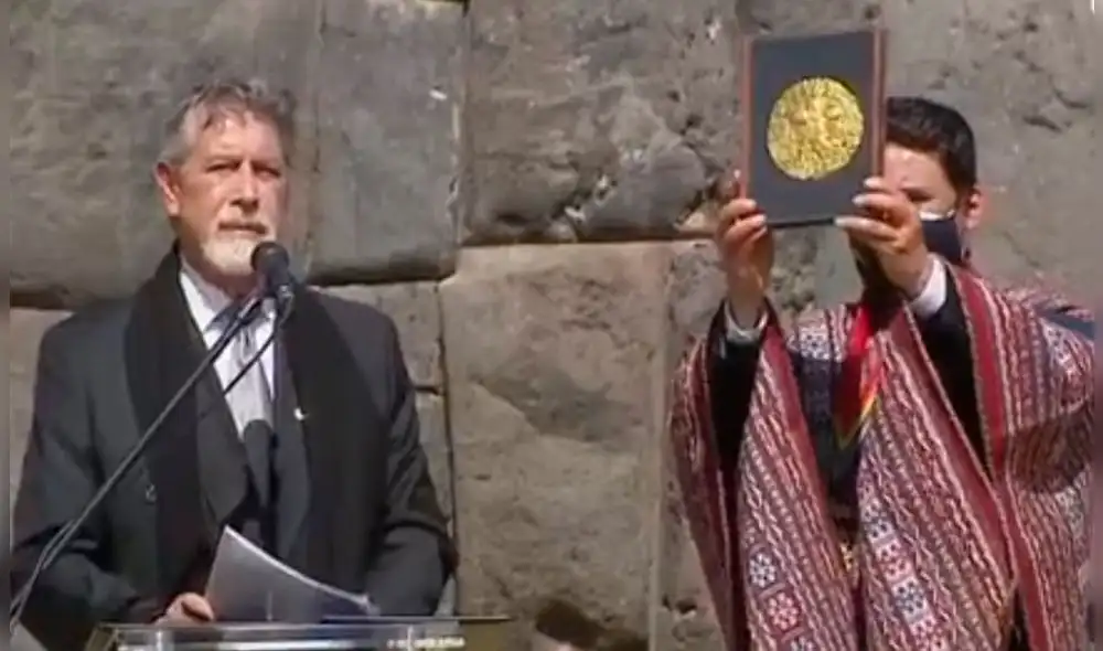 Jefe de Estado entregó escudo a alcalde de Cusco, Victor Boluarte. Foto: captura de TV Perú