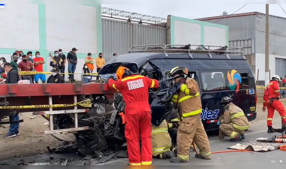 Los bomberos tuvieron que realizar una ardua labor para rescatar los cuerpos. Foto: captura Radio Ke Buena Los bomberos tuvieron que realizar una ardua labor para rescatar los cuerpos. Foto: captura Radio Ke Buena