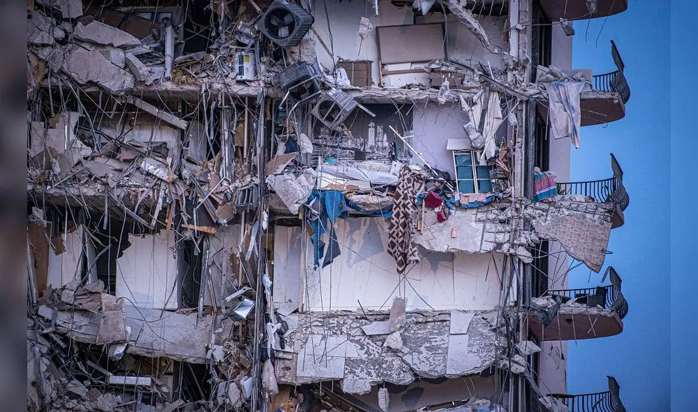 Vista exterior del edificio de 12 pisos derrumbado parcialmente en la ciudad de Surfside, al norte de Miami Beach. Foto: EFE Vista exterior del edificio de 12 pisos derrumbado parcialmente en la ciudad de Surfside, al norte de Miami Beach. Foto: EFE