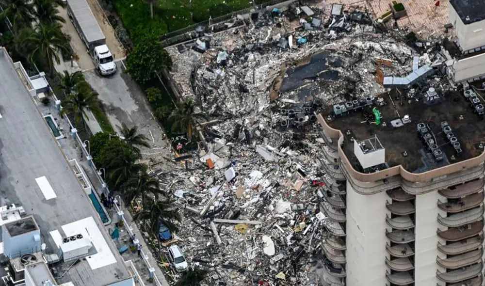 Vista exterior del edificio de 12 pisos derrumbado parcialmente en la ciudad de Surfside, al norte de Miami Beach. Foto: AFP