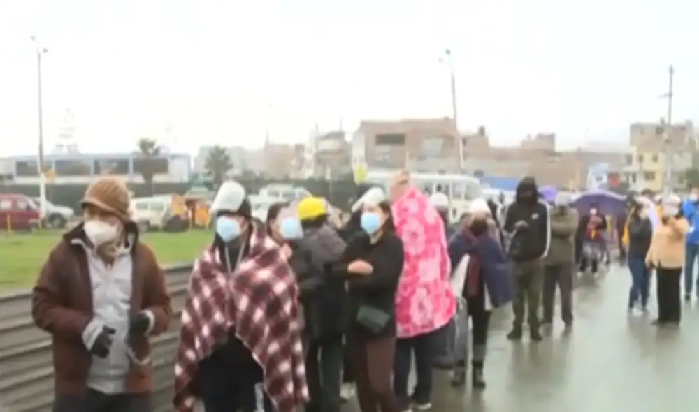 Adultos mayores aguardan más de ocho horas en el intenso frío. Foto: captura de América Adultos mayores aguardan más de ocho horas en el intenso frío. Foto: captura de América