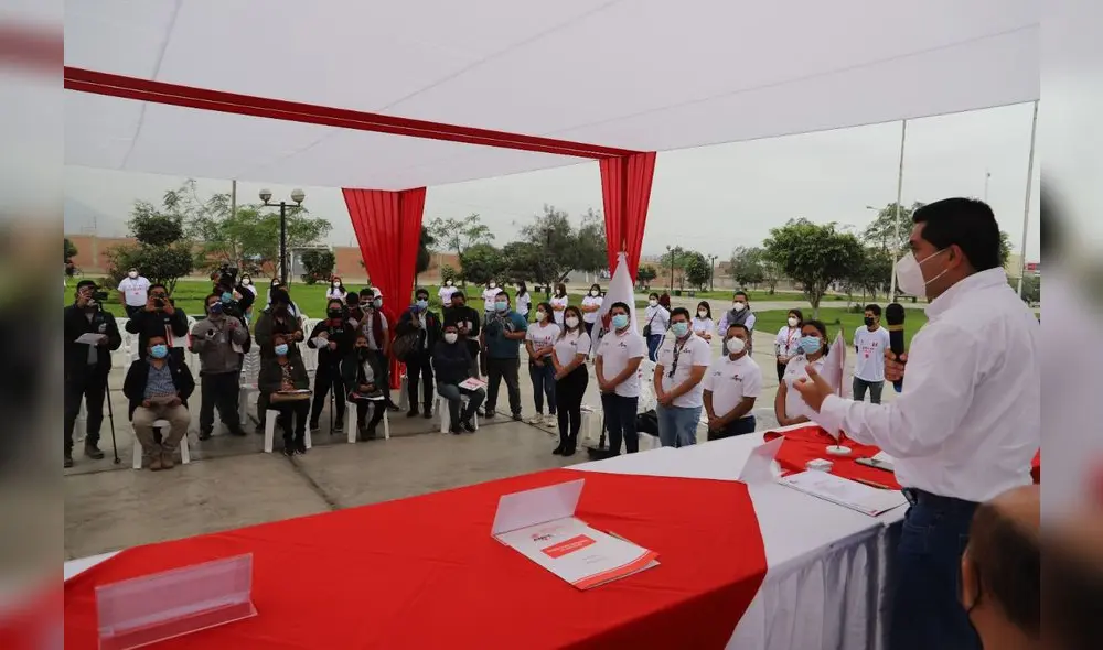 Alcaldes liberteños está comprometidos con la campaña “Un abrigo, una sonrisa”. Foto: AMPE