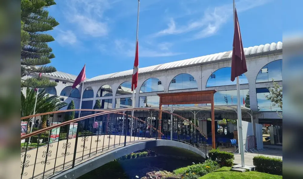 En la Municipalidad de Arequipa izaron las banderas a media asta, en señal de luto. En la Municipalidad de Arequipa izaron las banderas a media asta, en señal de luto.