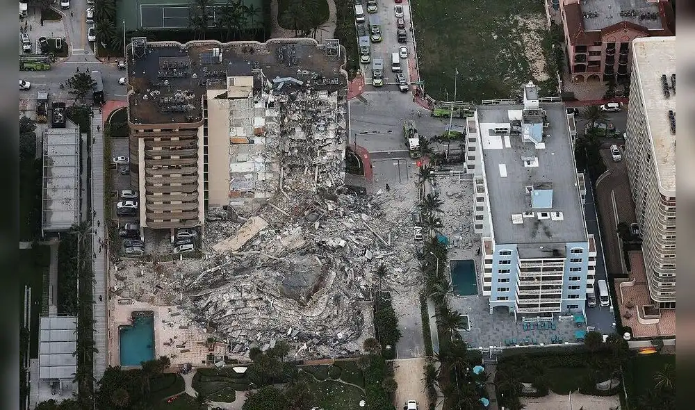 Un despacho de abogados presentó el jueves 24 de junio lo que sería la primera demanda contra la Asociación de Condominios Champlain Towers por el derrumbe del edificio en Surfside, Miami. Foto: Joe Raedle/Getty Images/AFP