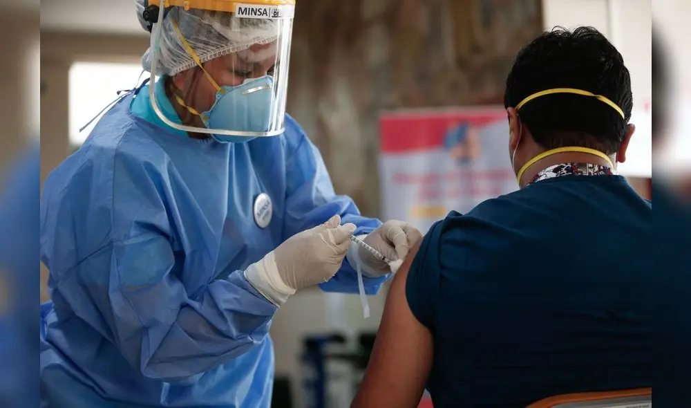 Ingeniero electricista y un arquitecto fueron contratados solo semanas antes de vacunación. Foto: La República Ingeniero electricista y un arquitecto fueron contratados solo semanas antes de vacunación. Foto: La República